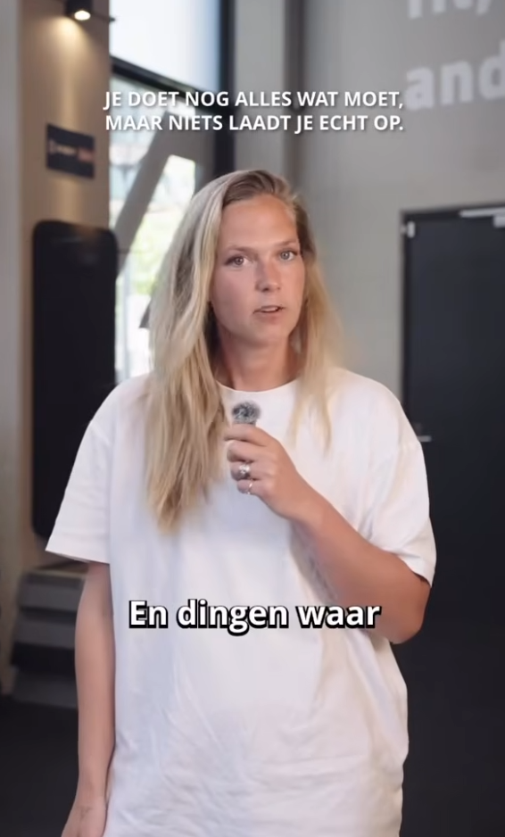 Een deelnemer aan Holistic Movement staat stil bij aanhoudende vermoeidheid, stress en de signalen van het lichaam.