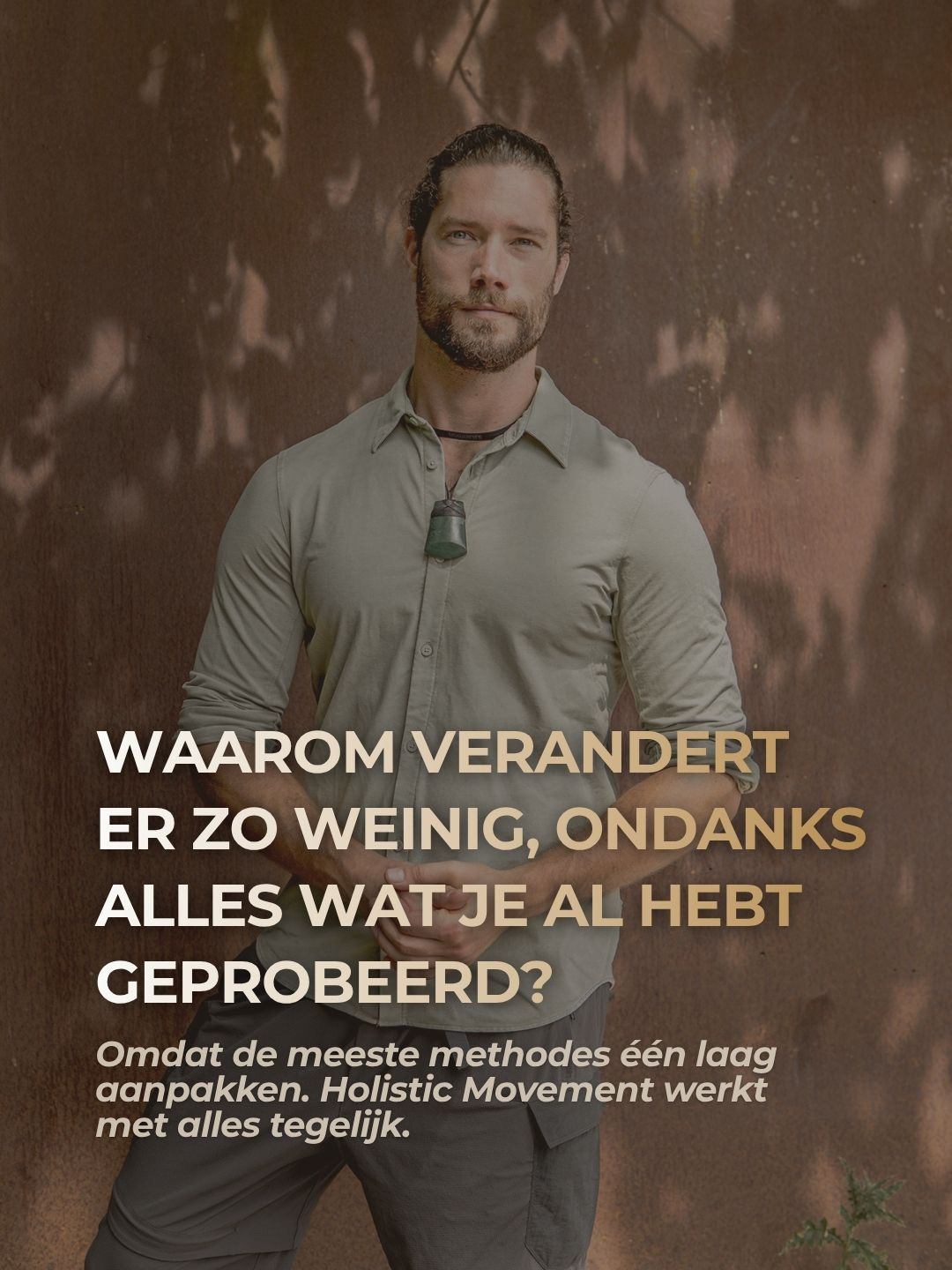 Man in rustige, holistische houding als symbool voor de stap van inzicht naar verandering bij Holistic Movement