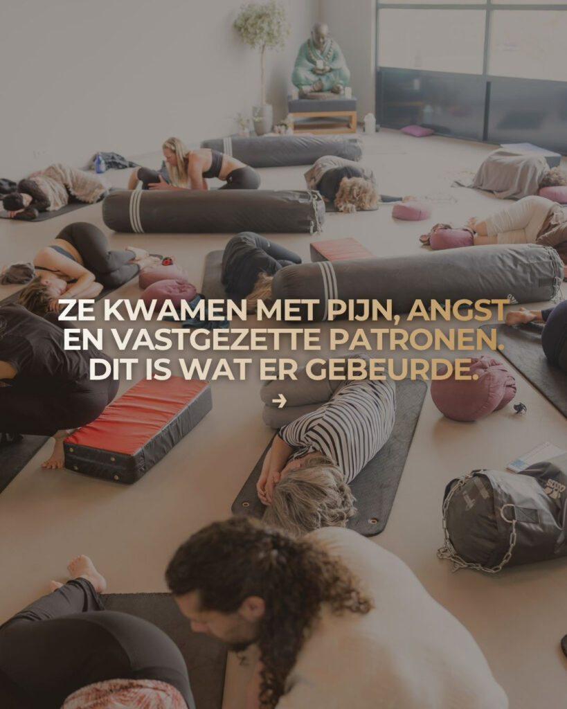 Deelnemers liggen tijdens een Holistic Movement groepssessie op matten en werken aan lichaamsbewustzijn, ontspanning en vertrouwen in hun lichaam.