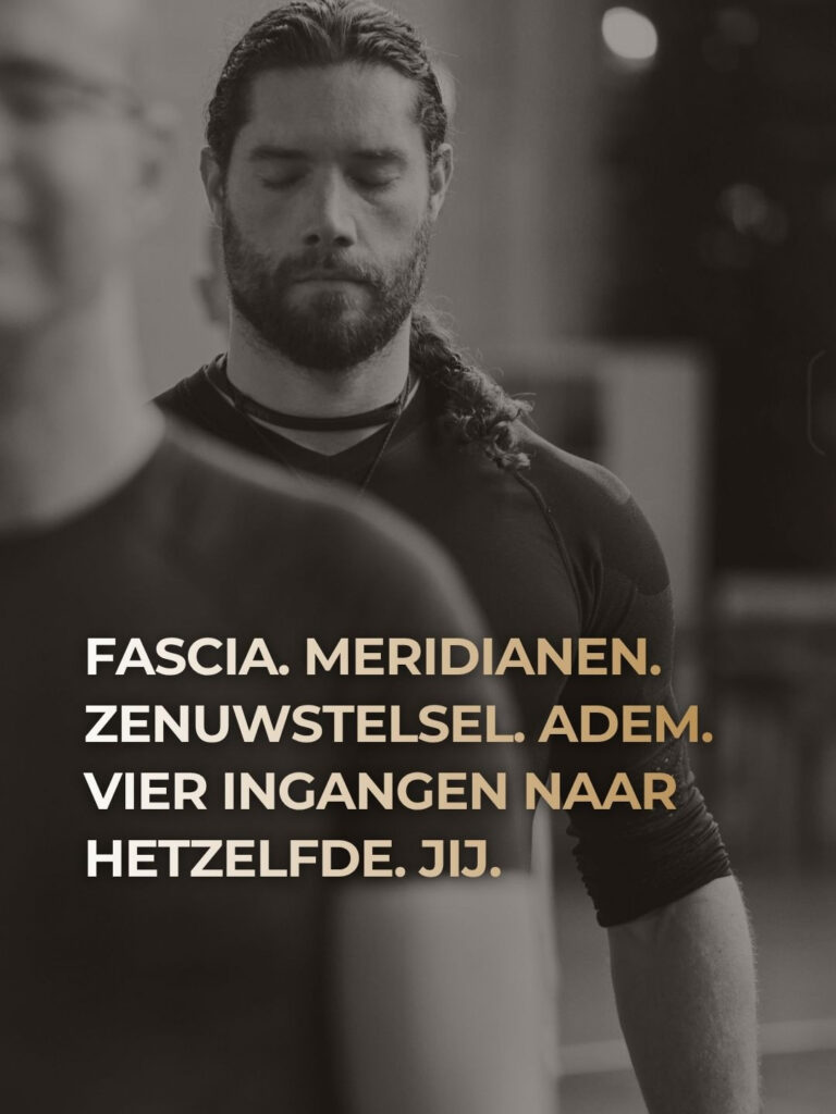 Man met gesloten ogen tijdens een ademhalingsoefening, onderdeel van de Holistic Movement methode voor holistisch helen
