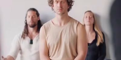 Deelnemers vertragen en ontspannen tijdens de lichaamsgerichte afsluiting van de Holistic Movement Experience.