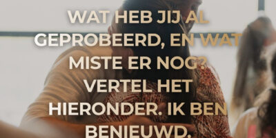Deelnemers aan Holistic Movement werken tijdens een groepssessie aan fysieke, emotionele en mentale patronen.
