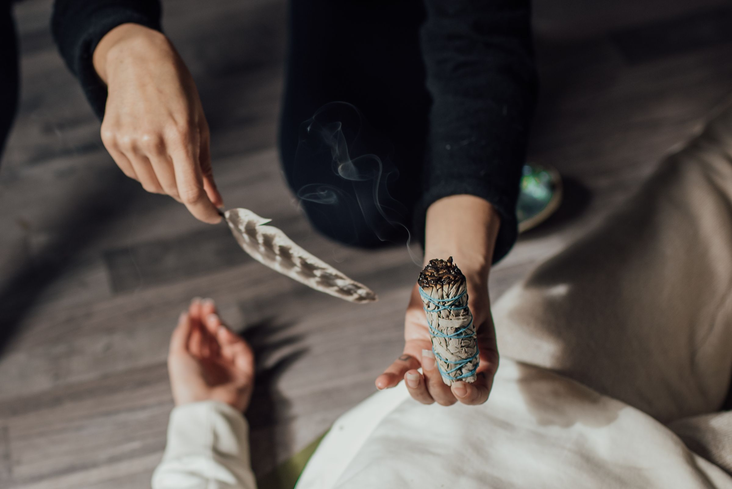 holistic-movement-ceremonie-salie-veer Reinigingsritueel met salie en een veer